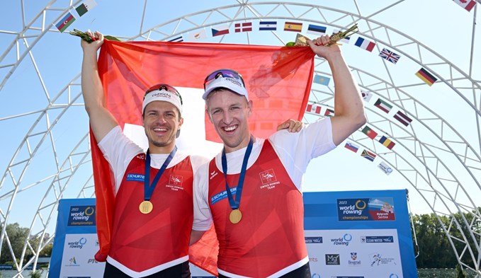 Strahlende Sieger nach dem WM-Final des Zweiers ohne Steuermann: Roman Röösli (links) und Andrin Gulich. (Foto Swissrowing Detlev Seyb)