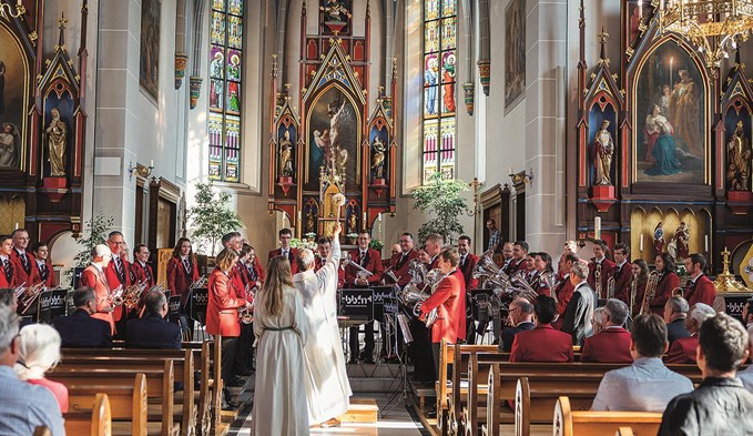 Am Samstagnachmittag fand die Einsegnung der neuen Uniform der Brass Band Feldmusik Nottwil in der Kirche statt. (Foto Joel Frei/zVg)