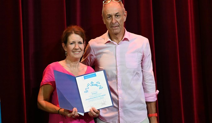 Die Gemeinderätin Ressort Bildung, Ursula Sommerhalder, präsentiert das Zertifikat, das sie vom Unicef-Delegierten Werner Augsburger erhalten hatte. (Foto Werner Mathis)