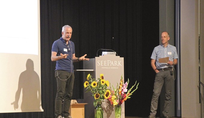 Jean-Daniel Charrière (links), Leiter Zentrum für Bienenforschung, und Simon Gisler, Präsident Imker Sektion Sursee. (Foto Franziska Kaufmann)