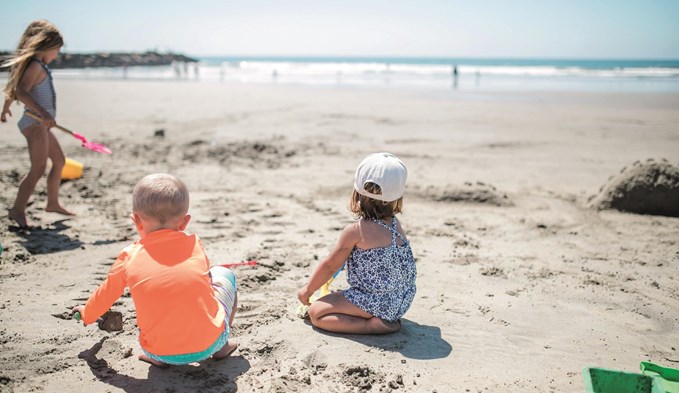 Kleinkinder soll man nie unbeaufsichtigt am Strand in der Nähe von Wasser spielen lassen. (Foto Kenny Eliason/unsplash.com)
