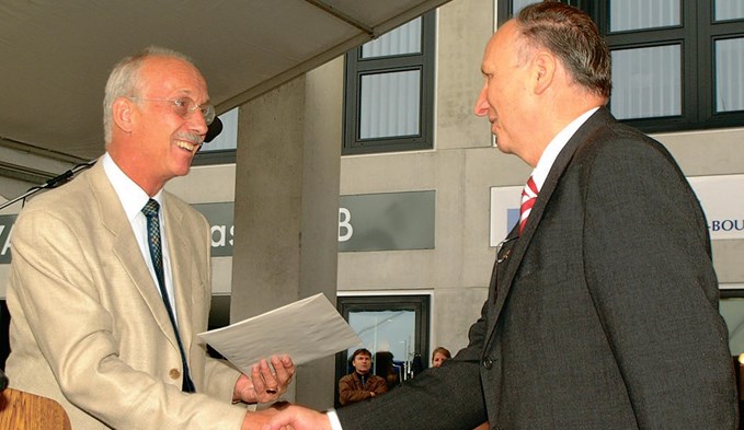 Stadtpräsident Ruedi Amrein (rechts) durfte im September 2003 den Wakkerpreis vom Präsidenten des Schweizer Heimatschutzes, Caspar Hürlimann, entgegennehmen. (Foto Christian Bertschi/Archiv)