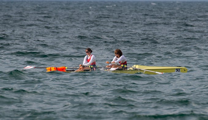Zoé Heer (links), Seeclub Sursee, am Schlag und Ella Misteli, Solothurner Ruderclub, holen Gold an der Coastal Rowing Regatta in Lausanne vom 14. Oktober. (Foto zVg)