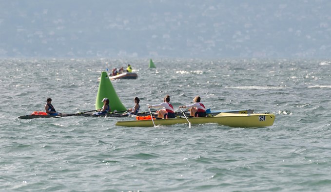 Zoé Heer und Ella Misteli (gelbes Boot) überholen einen gesteuerten Vierer auf dem Parcour an einer der Wenden. (Foto zVg)
