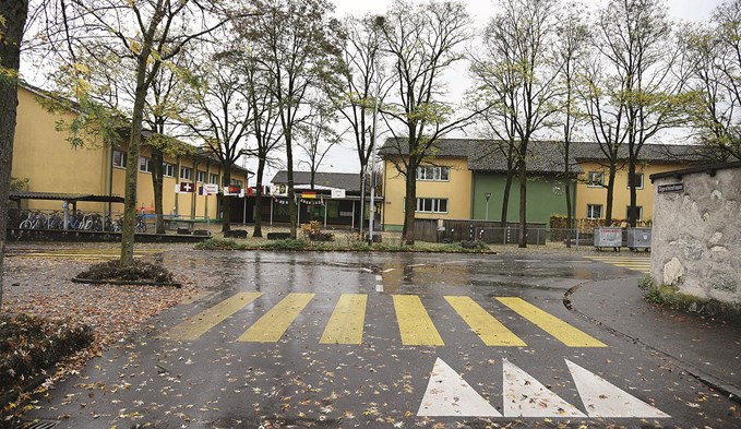 Eine für die Tempo-30-Zone untypische Situation: Aus Sicherheitsgründen blieben die Fussgängerstreifen beim Schulhaus Neufeld bestehen. (Foto Thomas Stillhart/Archiv)