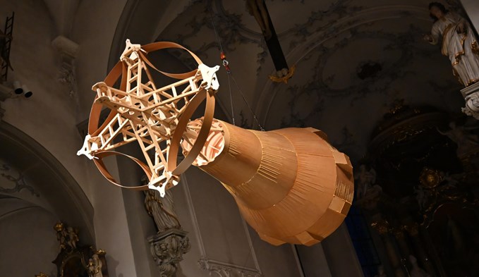 Der Satellit s-29 hängt seit Freitag in der Pfarrkirche St. Georg in Sursee. (Foto Werner Mathis)