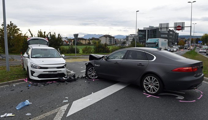 Bei der Kollision auf der Surentalstrasse bei Sursee wurden drei Frauen verletzt. (Foto Luzerner Polizei)
