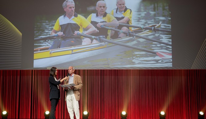 Franz Fischer im Gespräch mit der Moderatorin des «Swiss Olympic Coach Award 2023». Wie das Bild beweist, ist der Ruderer auch schon im Boot mit alt Bundesrat Ueli Maurer gesessen. (Foto Swiss Olympic/Keystone/Dominic Bruegger)
