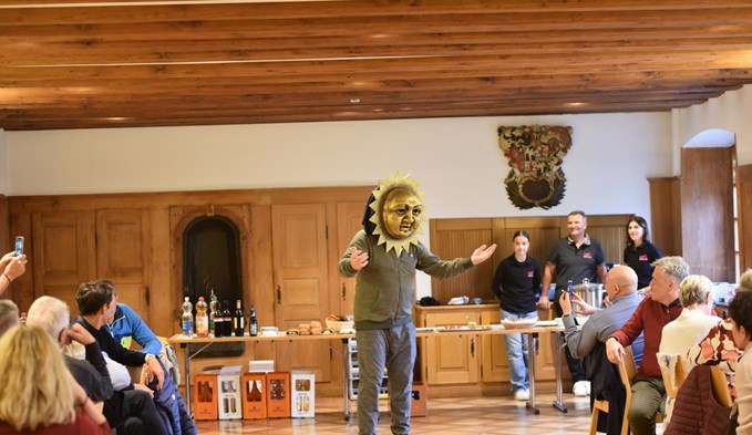 Roger Stalder präsentiert den Lions Clubs Sursee und Walldorf-Astoria aus Deutschland einen Abguss der Sonnenmaske. (Foto Céline Estermann-Erni)