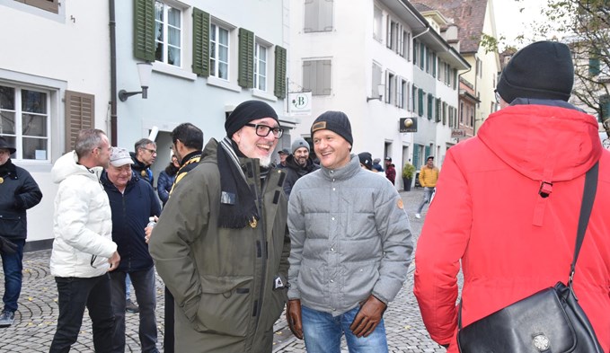 Besammlung vor dem Diebenturm. Roger Stalder (links) und Otmar Kaufmann hoffen, ausgelost zu werden. (Foto Céline Estermann-Erni)