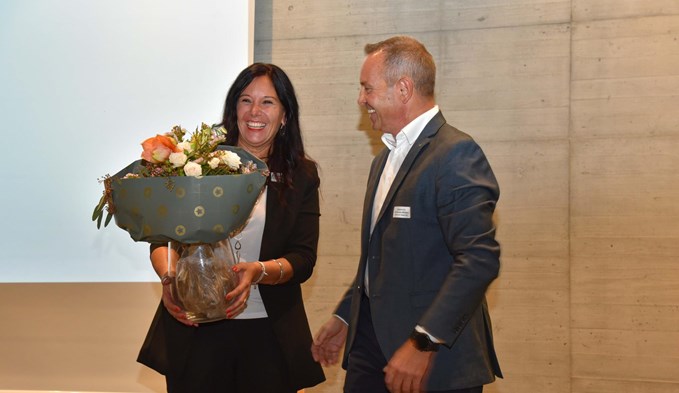 Roland Gut heisst die neue Geschäftsstellenleiterin Sabine Büchli-Rudolf willkommen.  (Foto Flavia Rivola)