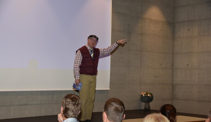 Komiker Thomas «Veri» Lötscher unterhielt das Publikum. (Foto Flavia Rivola)