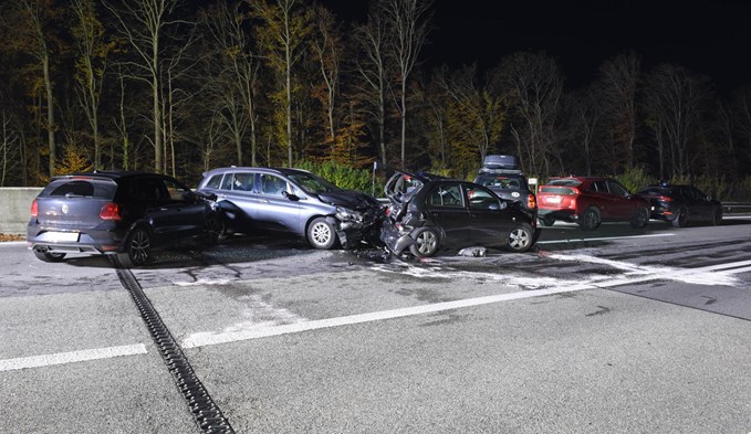 Beim Unfall auf der A2 bei Sempach waren sechs Fahrzeuge involviert. (Foto Luzerner Polizei)