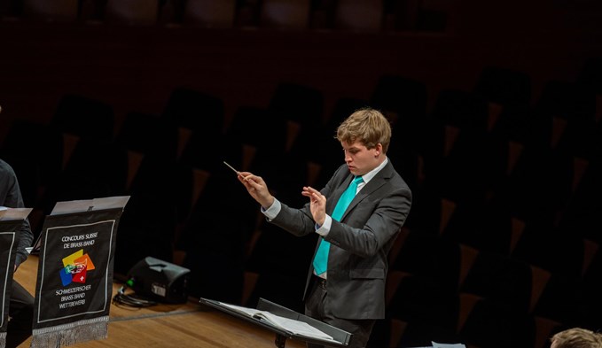 Dirigent Mattia Klaus führte die Jugend Brass Band Oberer Sempachersee zum Kategoriensieg. (Foto 360DSM)