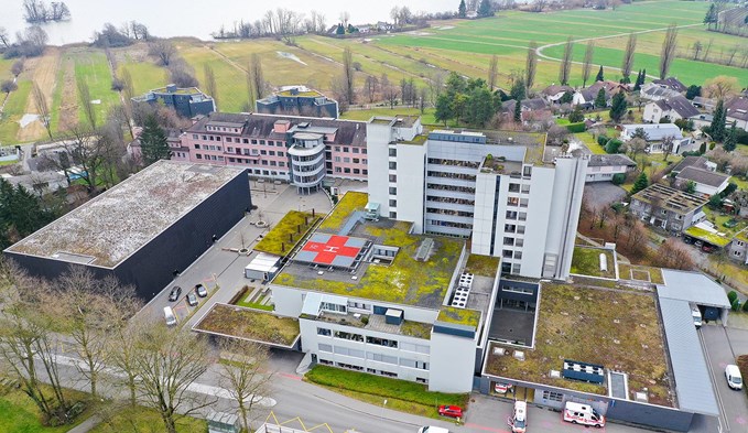 Zusammen mit dem Luzerner Kantonsspital will auch das regionale Pflegeheim Seeblick (rosa Gebäude im Hintergrund) vom Surseer Mariazellhügel auf die Schenkoner Schwyzermatt zügeln. (Foto Manuel Arnold/Archiv)
