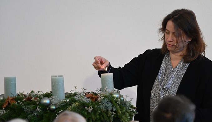 Andrea Klose zündete die erste Kerze des Adventskranzes an. (Foto Werner Mathis)