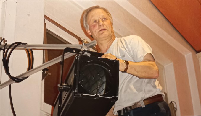 Ernst Portmann bei seiner Arbeit als Lichttechniker. (Foto zVg)
