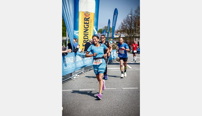Auch mit 55 Jahren liefert Daniela Sommer noch beeindruckende Leistungen ab, wie dieses Jahr am Hamburg-Marathon, den sie in ihrer Alterskategorie mit in einer Zeit von 3:26.14 gewann. (Foto zvg)