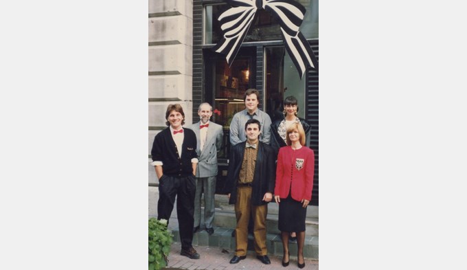 Herb Bossardt (Mitte links) mit seinen Grafikerinnen und Grafikern. (Foto zVg)