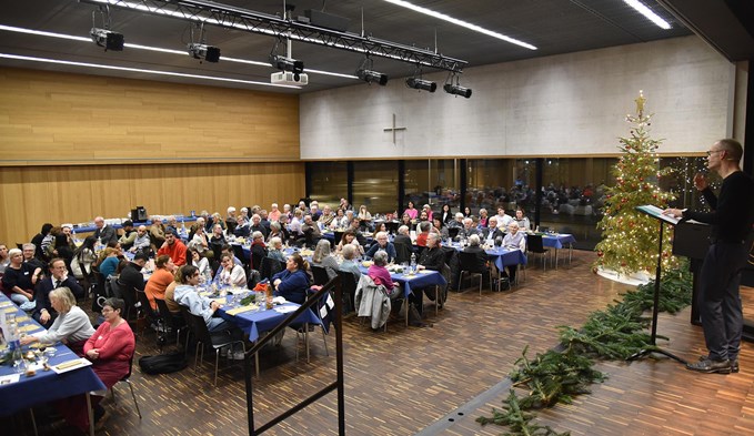 Rund 150 Menschen feierten an Heiligabend im Pfarreizentrum Sursee gemeinsam Weihnachten. (Foto Daniel Zumbühl)