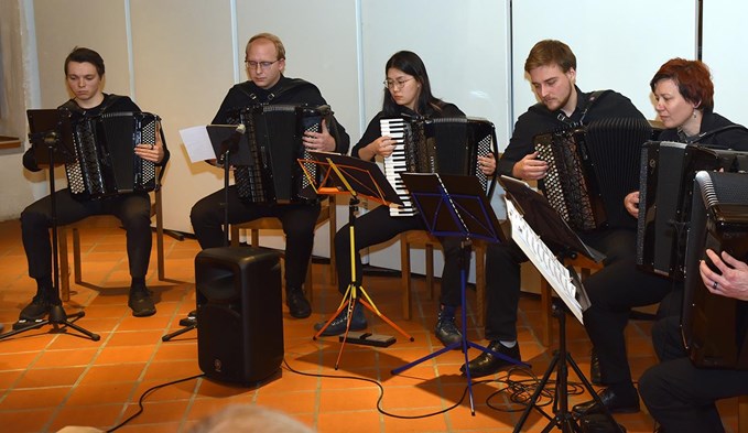Das nationale Jugend-Akkordeon-Ensemble umrahmte das «Guet Johr» musikalisch. (Foto Daniel Zumbühl)