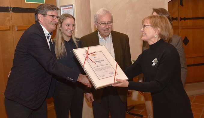 Bildungsvorsteherin Heidi Schilliger überreichte dem Präsidenten der Musik- und Theatergesellschaft Sursee, Daniel Gloor, den Kulturpreis 2024. (Foto Daniel Zumbühl)