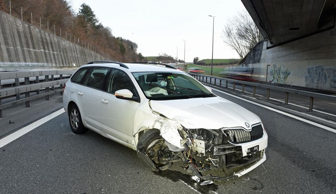 Bei dem Selbstunfall beläuft sich der Sachschaden auf rund 17’000 Franken.  (Foto Luzerner Polizei)