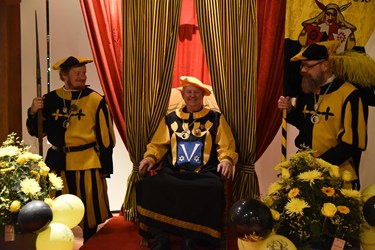 Heinivater Kaufmann setzt sich stolz auf den Thron. Dass er dabei einige Schritte in der zeremoniellen Amtseinsetzung übersprungen hatte, nahm ihm aber niemand übel.