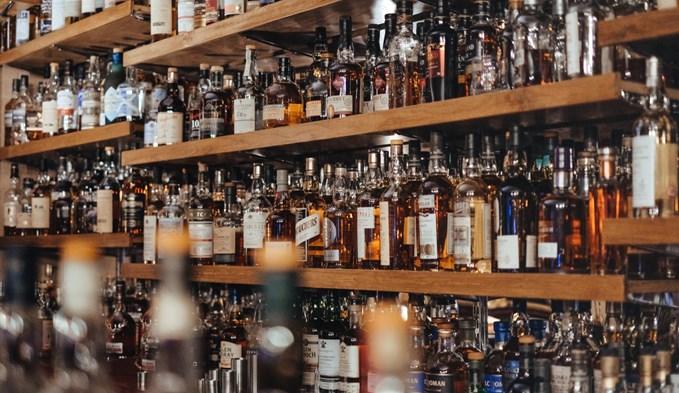 46 Prozent der getesteten Betriebe verstiessen 2023 gegen Jugendschutzbestimmungen und verkauften Alkohol an Minderjährige. (Foto Unsplash/Adam Wilson)