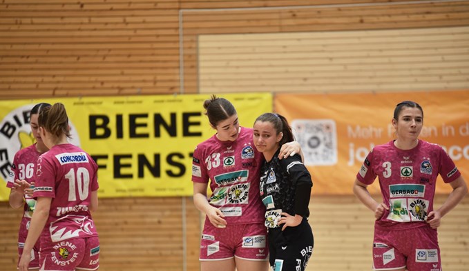 Die Handballerinnen sprechen sich nach dem Match Mut zu. (Foto Michèle Temperli)