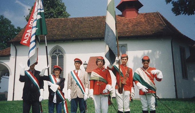 Mitglieder der Surlacia vor der Kapelle Mariazell im Jahr 2002. (Foto Archiv)