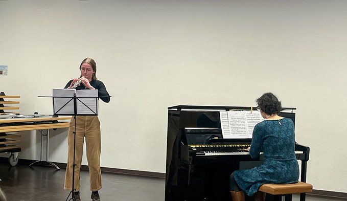 Lara Stöckli aus Sempach präsentiert im Pfarreiheim Oberkirch die C-Moll Sonata von Antonio Vivaldi auf der Oboe. (Foto Franziska Kaufmann)
