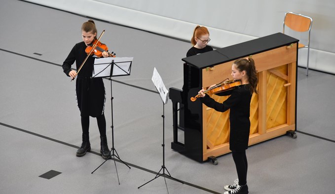 Das Ensemble «Tringel-Pringel» liess englische und schottische Melodien auf der Violine und dem Klavier erklingen. (Foto Franziska Kaufmann)