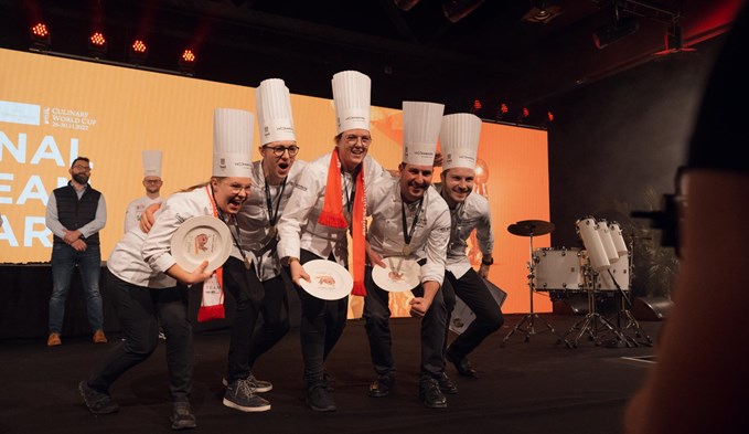Die «Culinary Creators Ostschweizer» an der Siegerehrung der Koch-WM 2022, an der sie den dritten Platz belegten.  (Foto Schweizer Kochverband/zVg)