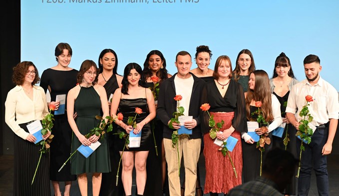 An der Kanti Sursee feierten 28 Absolventinnen und -Absolventen ihre Fachmatur. (Foto Werner Mathis)