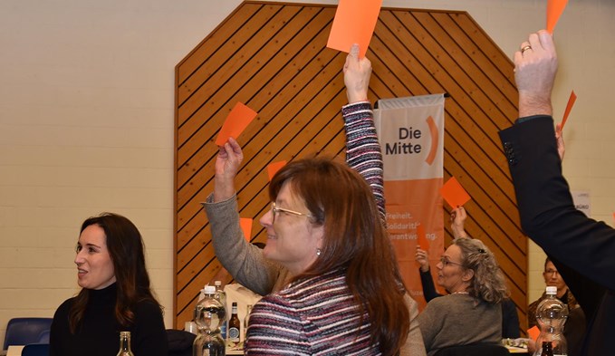 Die Delegierten bei der Stimmabgabe für die neue Kantonalparteipräsidentin Karin Stadelmann (links). Im Vordergrund Nationalrätin Priska Wismer. (Foto Daniel Zumbühl)