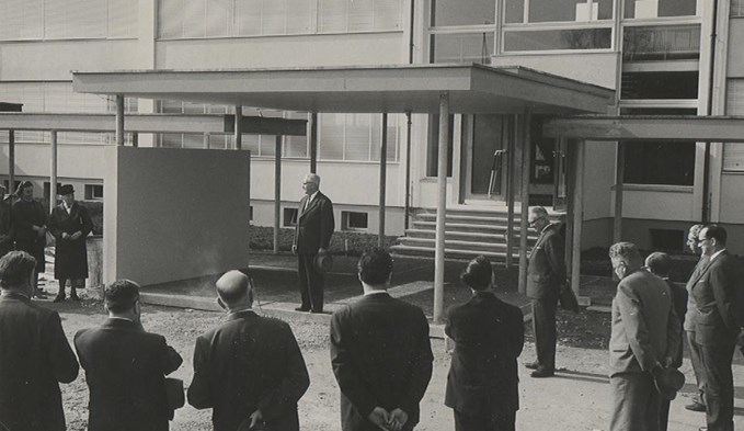 Die Eröffnung der Schulanlage Neu St. Georg am 17. Juli 1964. Es spricht der damalige Stadtpräsident Josef Müller. (Foto Stadtarchiv Sursee/Slg. Korporation Sursee)