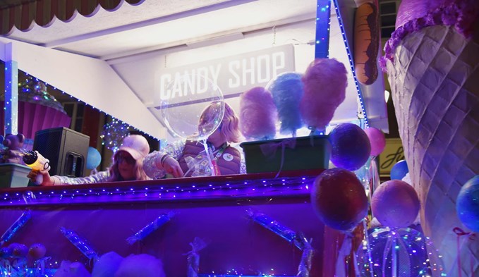 Aus dem Candy-Shop-Wagen wurden die Besuchenden mit Süssigkeiten beworfen. (Dorentina Gjokaj)