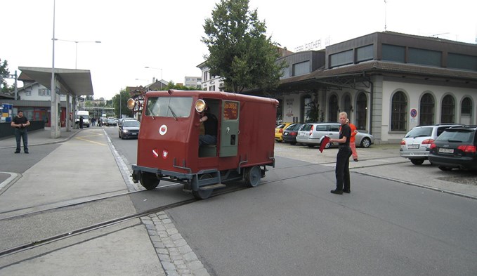 Die Motordraisine Dm 3652 dürfte Ende Juni 2009 das letzte Schienenfahrzeug gewesen sein, das die «Deutschlandkurve» über den Bahnhofplatz zur Landi befuhr – und eines der wenigen, die dies mit eigenem Antrieb taten. Um Kollisionen mit dem motorisierten Strassenverkehr zu vermeiden, musste dieser gemäss Vorschrift mit einer roten Flagge aufgehalten werden. (Foto Daniel Zumbühl)