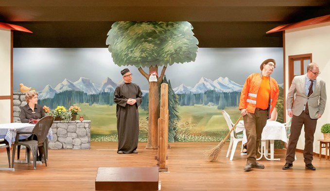 Der Oberkircher Hanspeter Kunz (im orangen Kostüm) hat die Regie seinem Schwiegersohn übergeben. (Foto zVg)