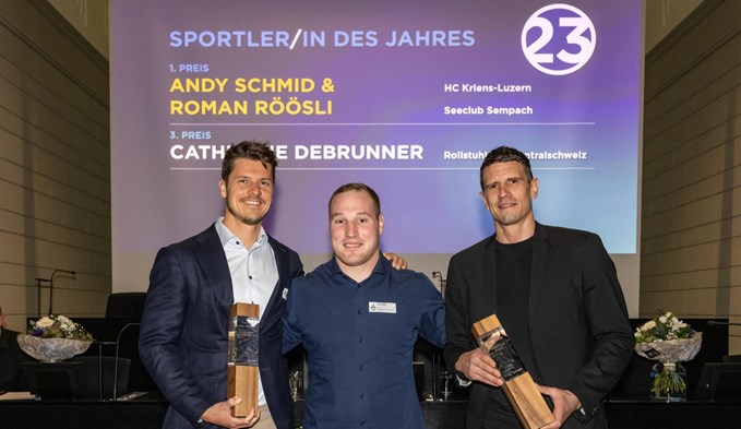 Roman Röösli (links) teilt sich den Titel des Luzerner Sportler des Jahres 2023 mit dem ehemaligen Handballer Andy Schmid (rechts). Schwingerkönig Joel Wicki, Luzerner Sportler des Jahres 2022, übergab den beiden Geehrten die Pokale. (Foto IG Sport Luzern/Roman Beer/zVg)