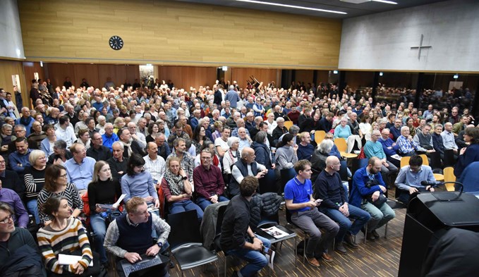 Ein eindrückliches Bild: 465 Stimmberechtigte waren zuerst an der a. o. Gemeindeversammlung im Pfarreizentrum anwesend. (Foto Flavia Rivola)
