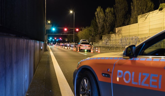 Die Luzerner Polizei verhindert dass es zwischen zwei Gruppen eskaliert. (ZVG)