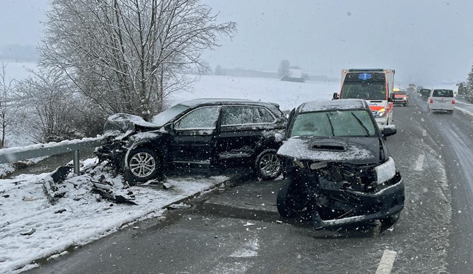 Auch in Grosswangen kam es zu einem Unfall: Zwei Personen verletzten sich bei einer Frontalkollision zwischen zwei Autos. (Foto Luzerner Polizei/zVg)