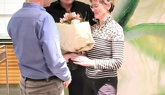 Armin Schmid (in der Mitte) und seine Ehefrau Rosy wurden zu Ehrenmitgliedern ernannt. (Foto zVg/Yacht-Club Sempachersee)