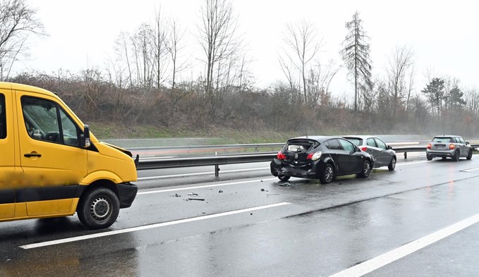 Ein Lieferwagen kollidierte mit drei Autos. (Foto Luzerner Polizei)