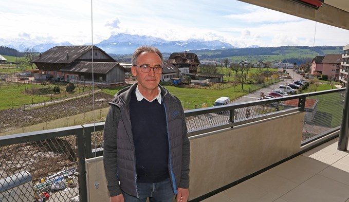 Kirchenratspräsident Josef Muff steht auf einem der Balkone der neusten beiden Häuser der Martinshöhe, von wo aus man in die Berge blickt. (Fotos Geri Wyss)