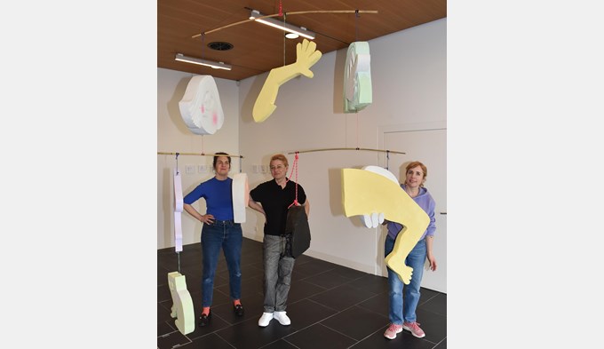«Mickry 3» sind (v. l.) Dominique Vigne, Nina von Meiss und Christina Pfander. Sie zeigen im Gartensaal des Museums Sankturbanhof ein aus Relief-Elementen bestehendes Mobile. (Foto Daniel Zumbühl)