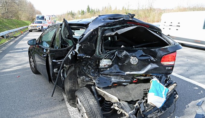 Ein Pannendienstfahrzeug war ins Heck dieses Autos gefahren – die fünf Autoinsassen wurden verletzt. (Foto Luzerner Polizei)