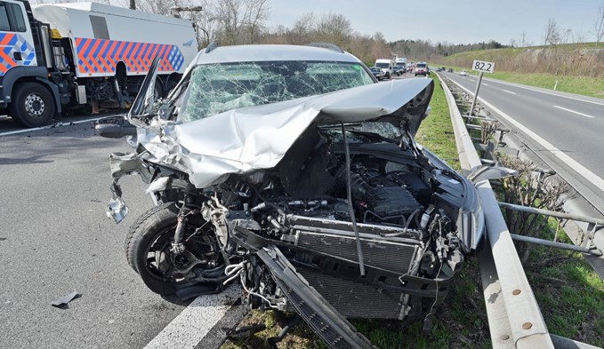 Viel Blechschaden war die Folge eines Selbstunfalls auf der Autobahn in Neuenkirch. (Foto Luzerner Polizei)